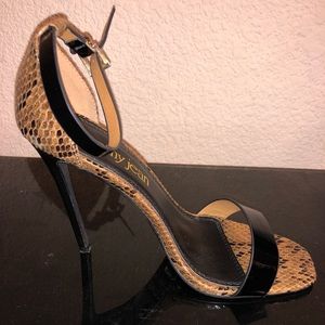 Strap heel